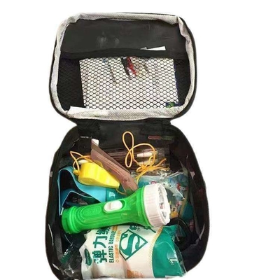 Un kit de premiers soins tactique avec des fournitures d'urgence durables