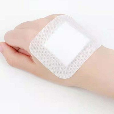 10cm*10cm Pads à haute absorption Soins des plaies Adhésif hydrocolloïde pansement non tissé