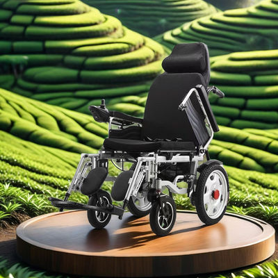 Un fauteuil roulant électrique pliable avec télécommande et batterie au plomb 12A