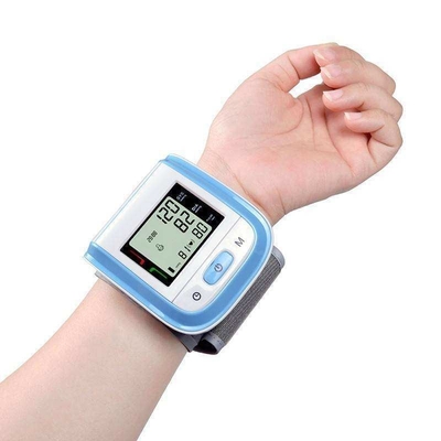 Sphygmomanomètre électronique de poignet facile à lire pour mesurer avec précision la pression artérielle